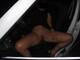 a gambe aperte